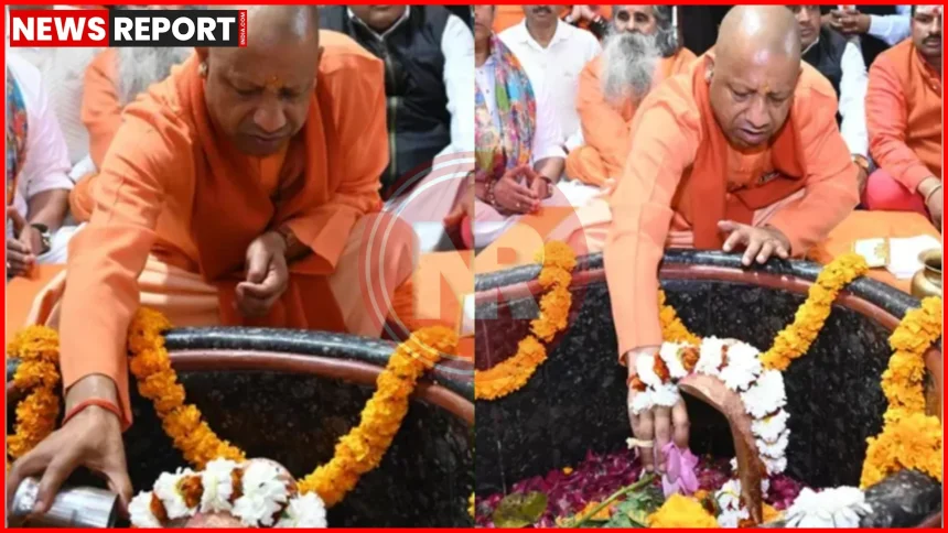 मुख्यमंत्री योगी आदित्यनाथ गोरखपुर के महादेव झारखंडी मंदिर में भगवान शिव का जलाभिषेक करते हुए