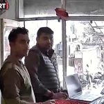 जौनपुर पुलिस सिपाही मोबाइल शोरूम में आईफोन चोरी करते हुए