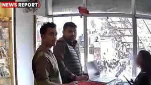 जौनपुर पुलिस सिपाही मोबाइल शोरूम में आईफोन चोरी करते हुए
