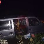 शिवली-कल्याणपुर मार्ग पर तालाब में गिरी ईको कार और बचाव कार्य