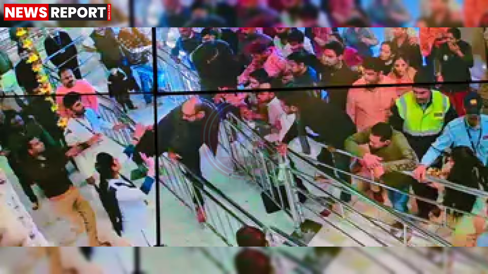 काशी विश्वनाथ धाम का विहंगम दृश्य जिसमें एक व्यक्ति लगी हुई रेलिंग से कूद रहा है, और सुरक्षाकर्मी रोक रहे है.