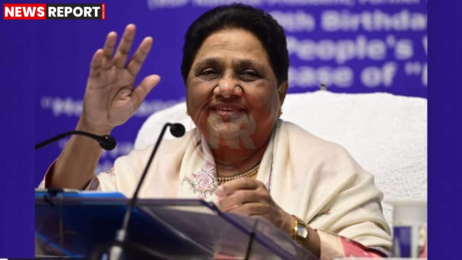 मायावती लखनऊ में पार्टी कार्यकर्ताओं को संबोधित करते हुए