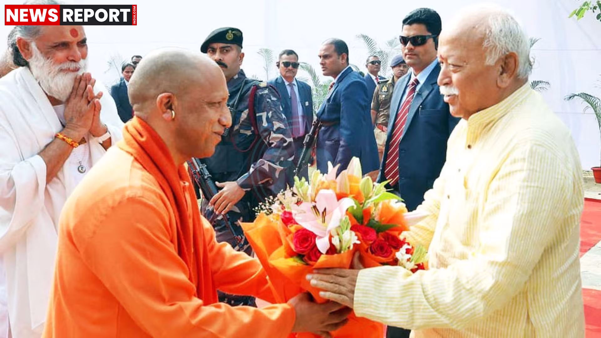 संघ प्रमुख मोहन भागवत और मुख्यमंत्री योगी आदित्यनाथ लखनऊ में एक बैठक में चर्चा करते हुए।