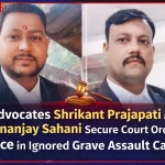 वाराणसी अदालत के बाहर खड़े वकील और न्याय की प्रतीक तराजू