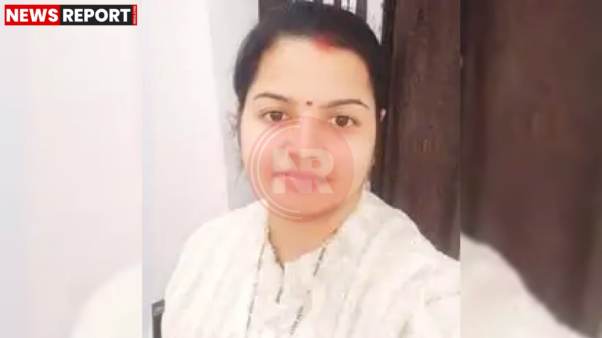 एक महिला की तस्वीर, जो घरेलू हिंसा या उत्पीड़न की शिकार दिख रही हो, साथ में पुलिस या न्याय से संबंधित प्रतीक।