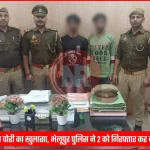 पुलिस अधिकारी बरामद ई-रिक्शा की जांच करते हुए, पृष्ठभूमि में दो गिरफ्तार आरोपी खड़े हैं।