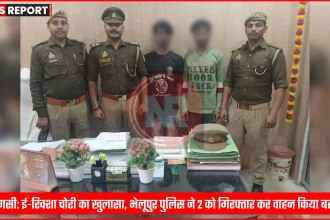 पुलिस अधिकारी बरामद ई-रिक्शा की जांच करते हुए, पृष्ठभूमि में दो गिरफ्तार आरोपी खड़े हैं।