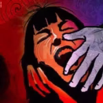 पुलिस अधिकारी घटना की जांच करते हुए या थाने के बाहर खड़ी पुलिस वैन।