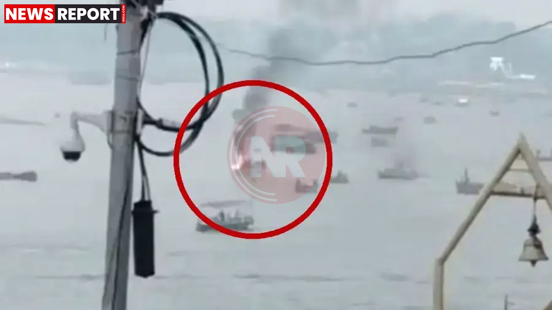 गंगा नदी में जलती हुई नाव, जिसके पास अन्य नाविक मदद के लिए मौजूद हैं।