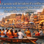 वाराणसी में गंगा नदी में नाव पर सेल्फी लेते पर्यटक, पीछे जल पुलिस की नाव या चेतावनी बोर्ड।