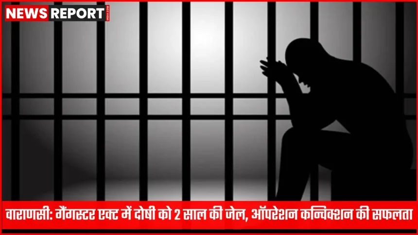 वाराणसी पुलिस द्वारा गैंगस्टर को सजा देते समय तस्वीर