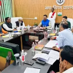 वाराणसी नगर निगम भवन, उसके सामने एक विकास परियोजना का चित्रण।