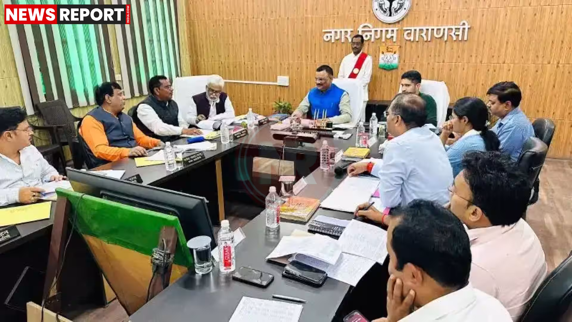 वाराणसी नगर निगम भवन, उसके सामने एक विकास परियोजना का चित्रण।