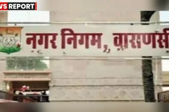 वाराणसी नगर निगम द्वारा दुकानदारों को अंतिम नोटिस जारी करते अधिकारी