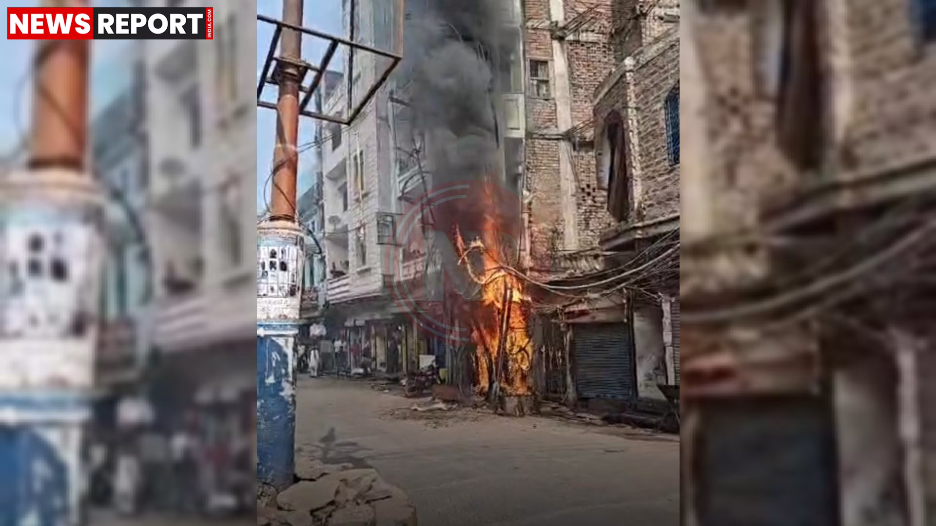 वाराणसी की नई सडक इलाके में जलता हुआ ट्रांसफार्मर और उठता धुएं का गुबार।