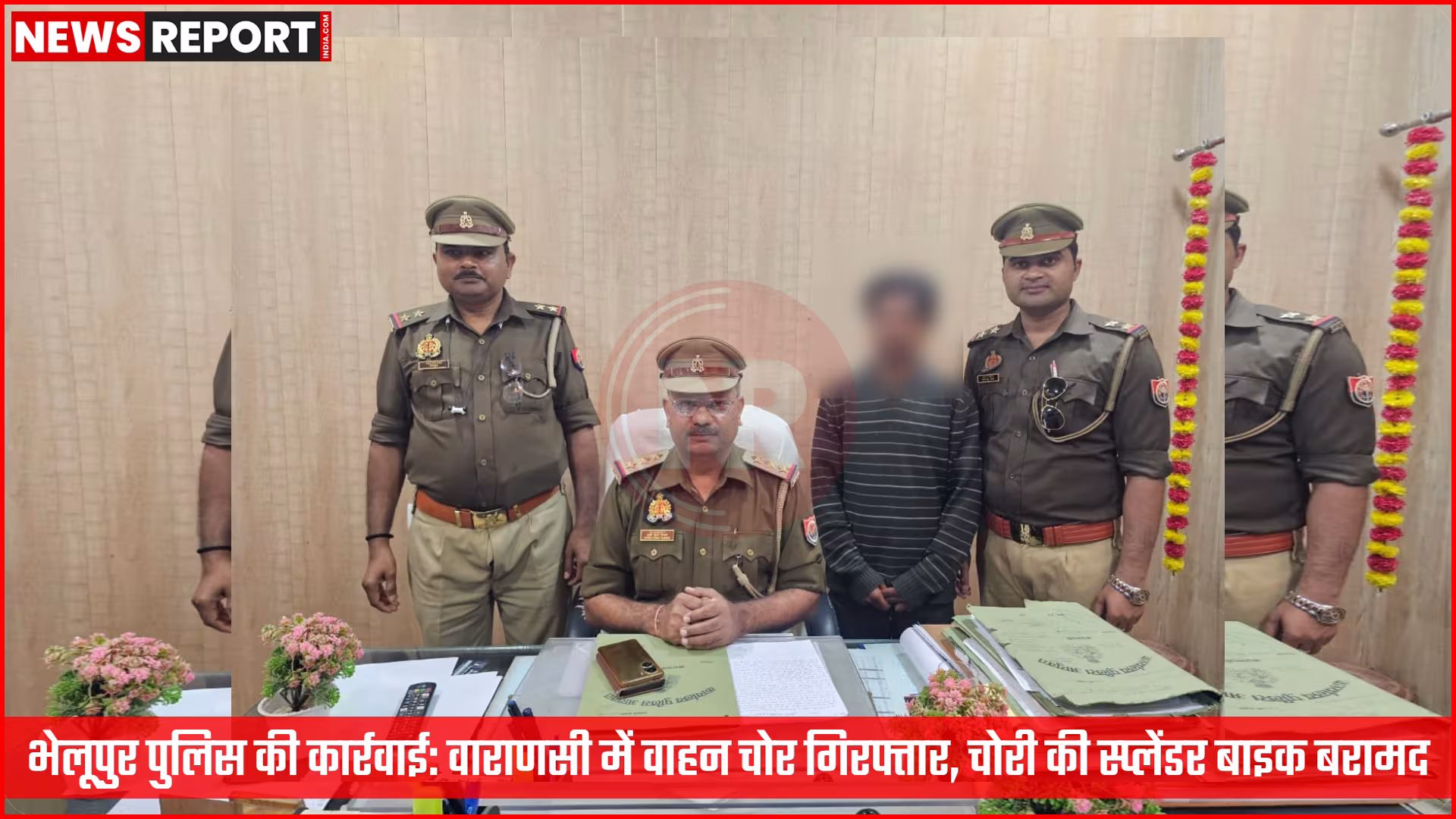 पुलिसकर्मी चोरी की मोटरसाइकिल और गिरफ्तार अभियुक्त रजनीश कुमार यादव के साथ खड़े हैं
