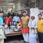 महाशिवरात्रि पर रामनगर, वाराणसी में प्रसाद वितरण करते स्वयंसेवक और कतारबद्ध श्रद्धालु