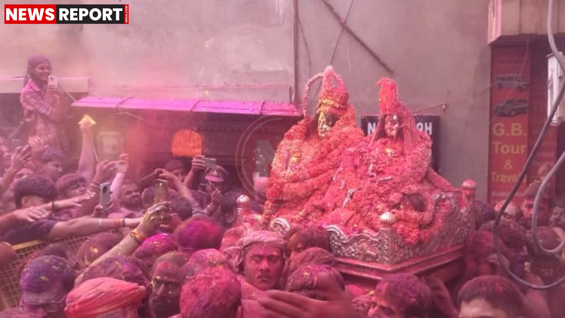 वाराणसी में रंगभरी एकादशी पर बाबा विश्वनाथ और माता पार्वती की भव्य पालकी यात्रा