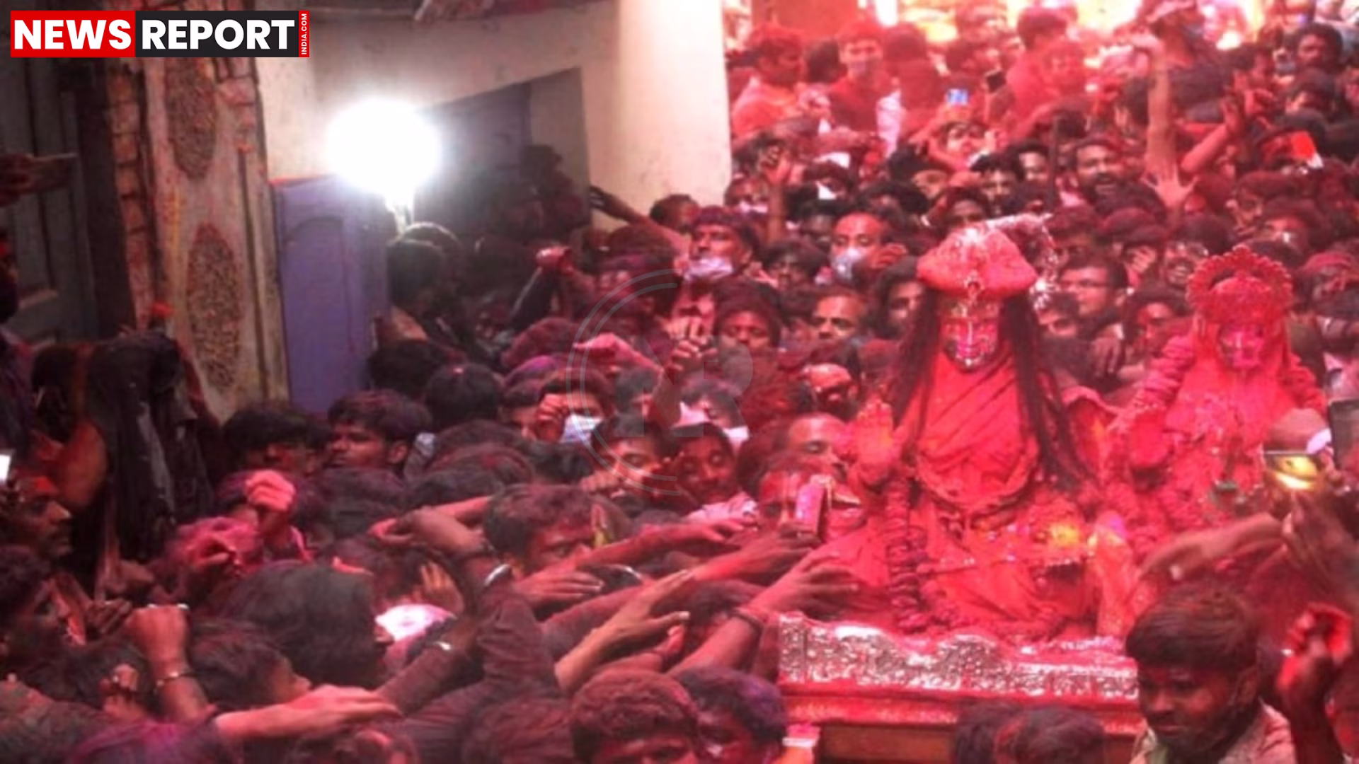 वाराणसी में रंगभरी एकादशी पर बाबा विश्वनाथ धाम के बाहर श्रद्धालुओं की भीड़ और पुलिसकर्मी