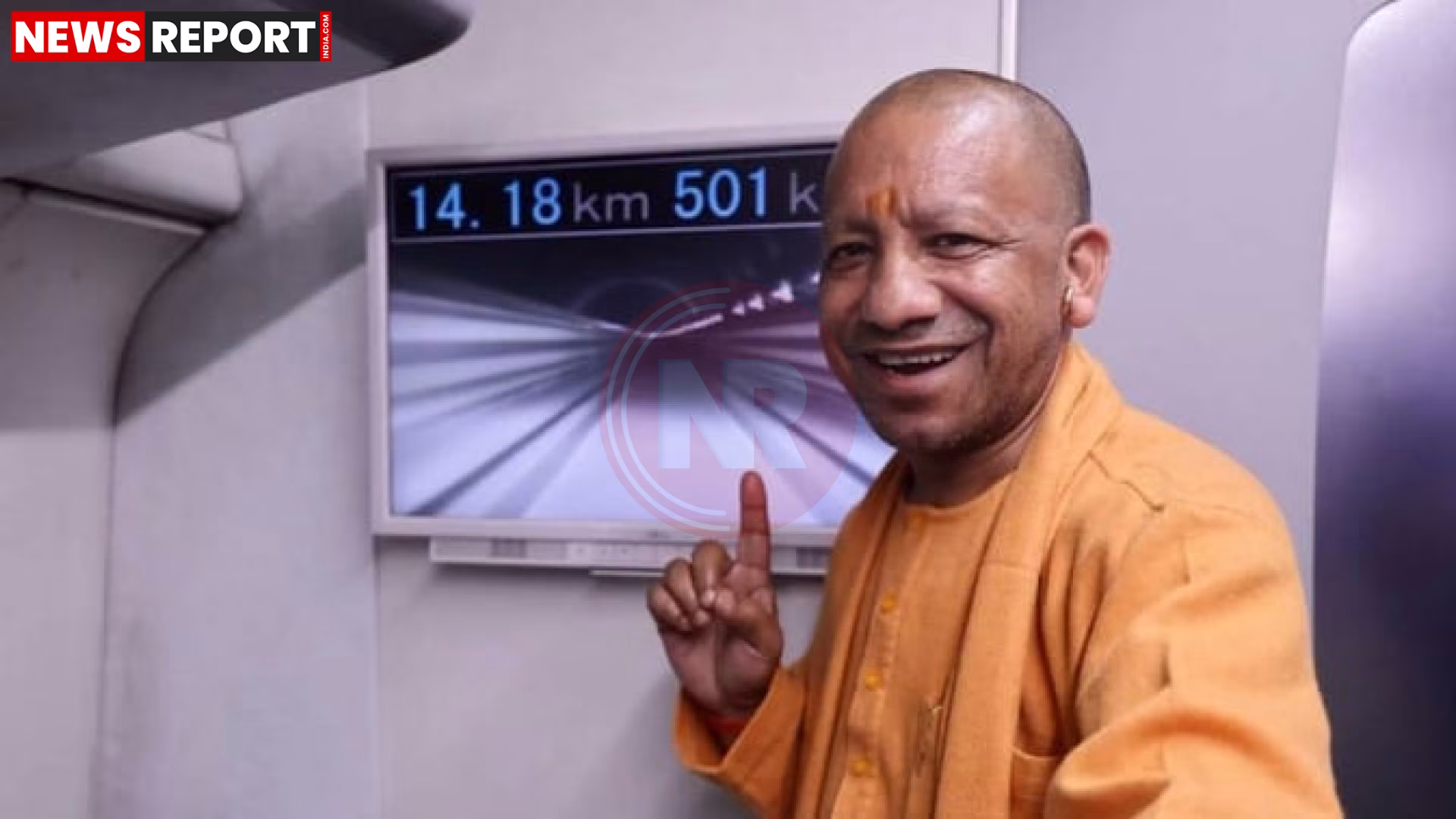 मुख्यमंत्री योगी आदित्यनाथ जापान में एससीएमएजीएलईवी ट्रेन में यात्रा करते हुए