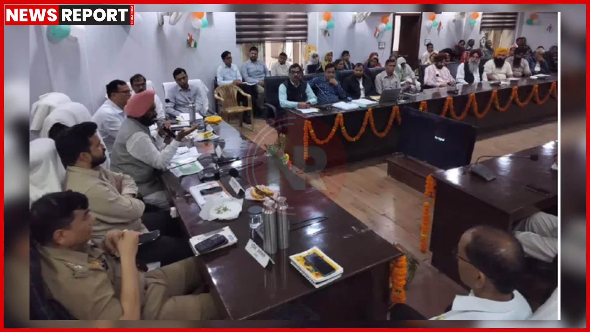 अमरोहा गैस एजेंसी की जांच करती प्रशासनिक टीम