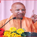 मुख्यमंत्री योगी आदित्यनाथ प्रेस कांफ्रेंस करते हुए
