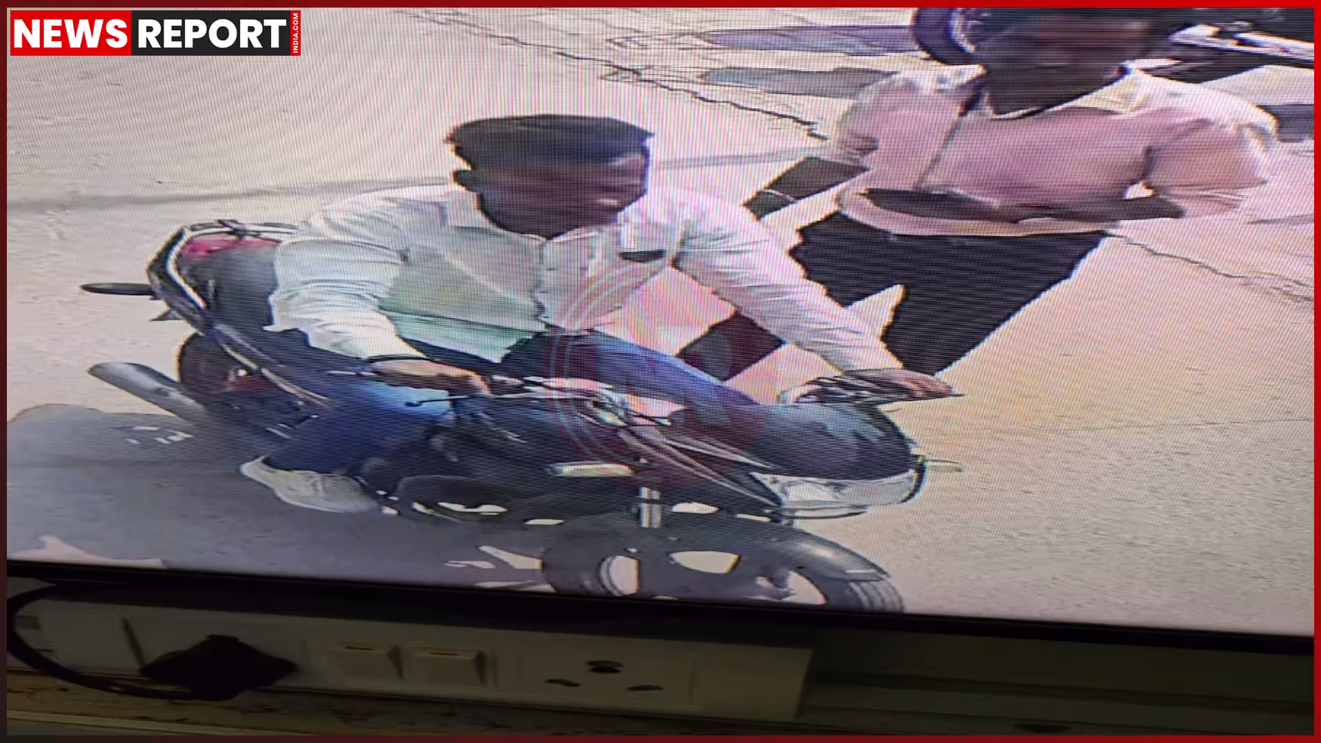 BHU बैंक के बाहर से चोरी हुई बाइक की CCTV फुटेज