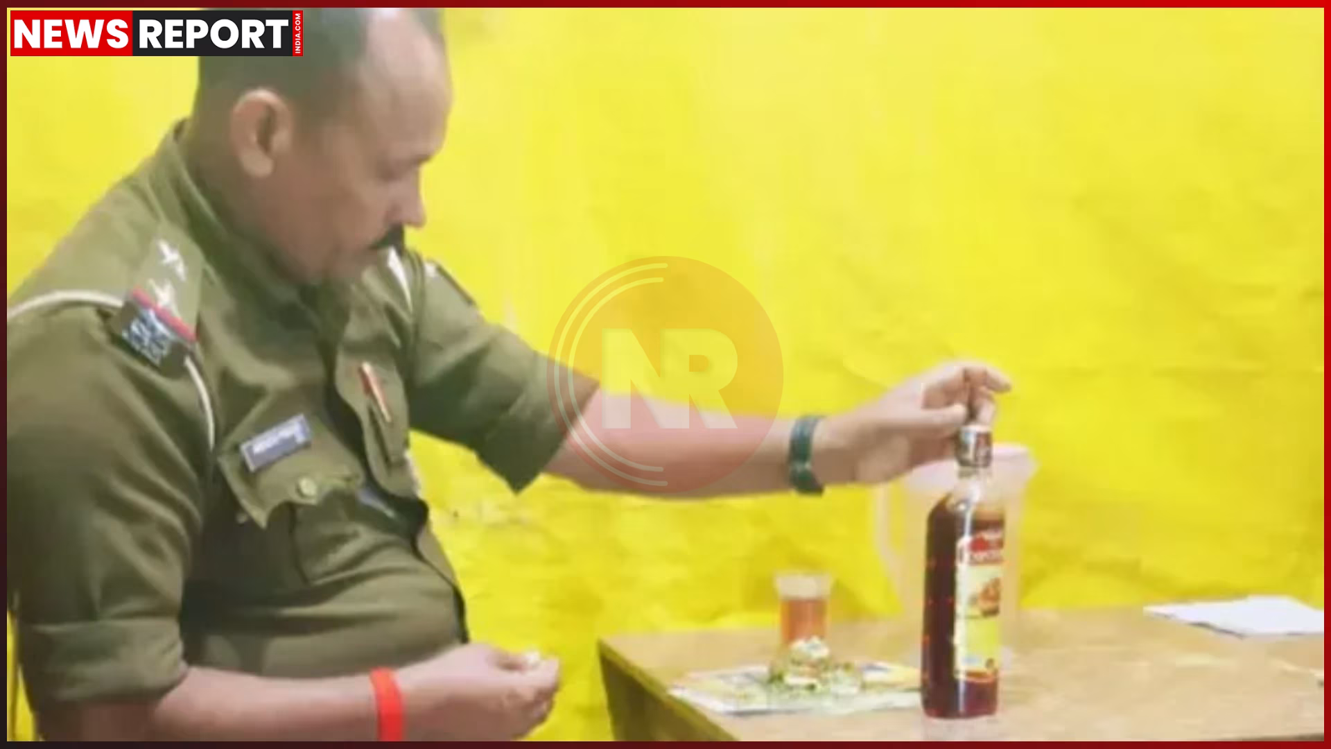 फुलवरिया थाने के एसआई अवधेश प्रसाद शराब पीते हुए