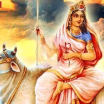 मां शैलपुत्री की पूजा करते श्रद्धालु