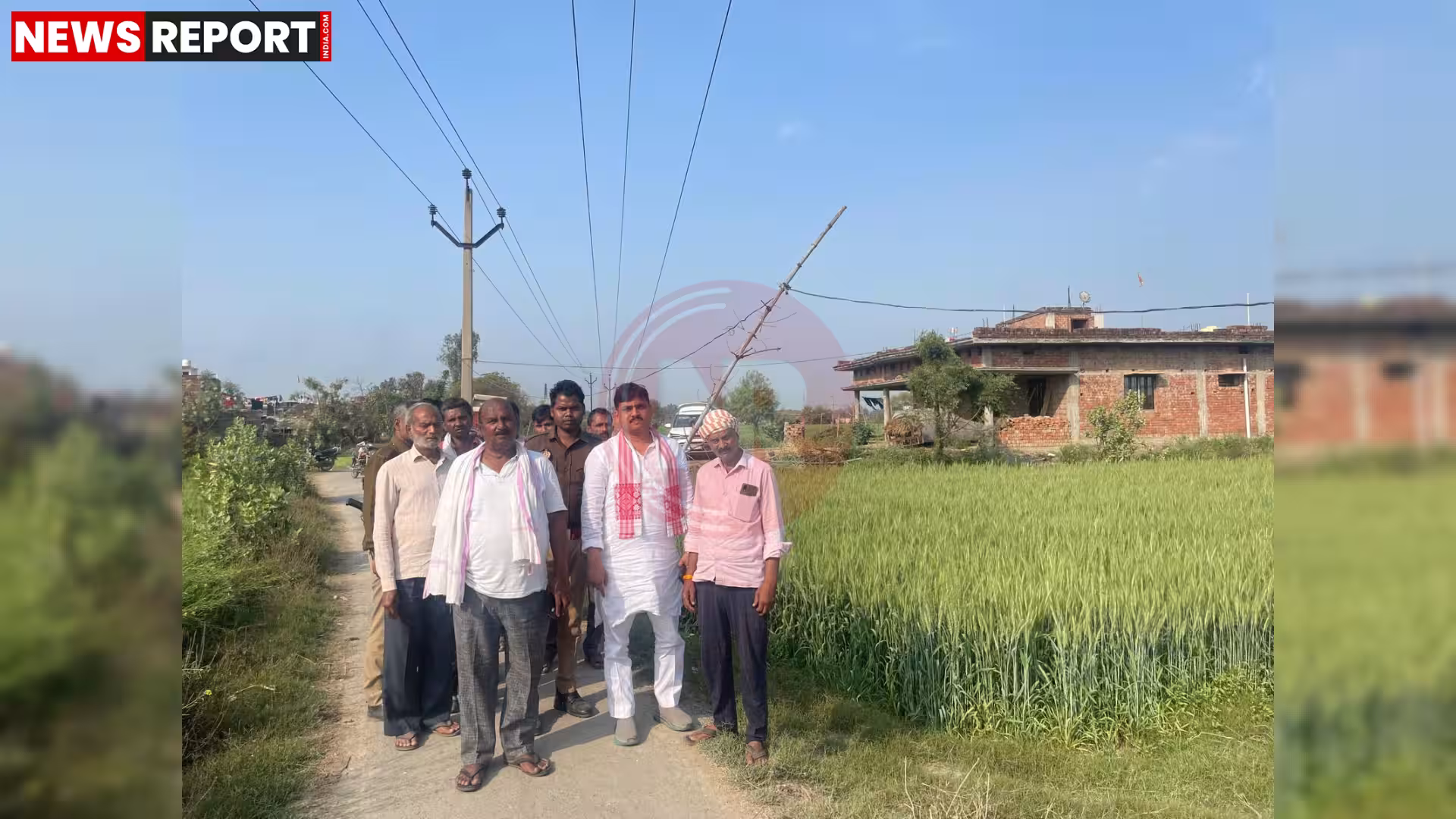 कोड़रिया गांव में बिजली संकट का निरीक्षण करते सत्येंद्र बारी उर्फ बीनू जी