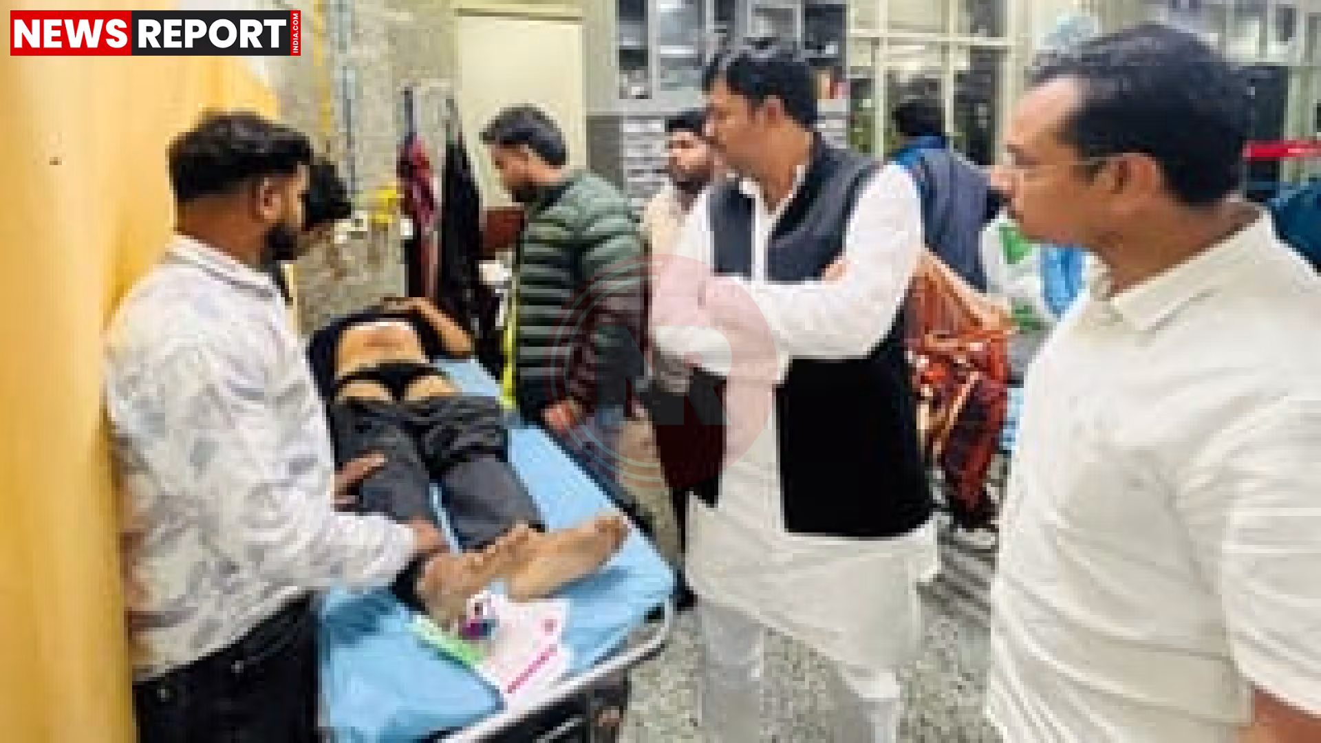 चंदौली में गोलीबारी के बाद घायल हुए युवक अस्पताल में भर्ती, पुलिस जांच करती हुई।