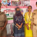 पुलिस द्वारा बरामद सोने-चांदी के आभूषण और गिरफ्तार महिला