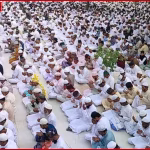 वाराणसी की मस्जिद में ईद-उल-फितर की नमाज अदा करते लोग