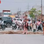 गाजीपुर में झोपड़ियों में आग और सड़क जाम का दृश्य