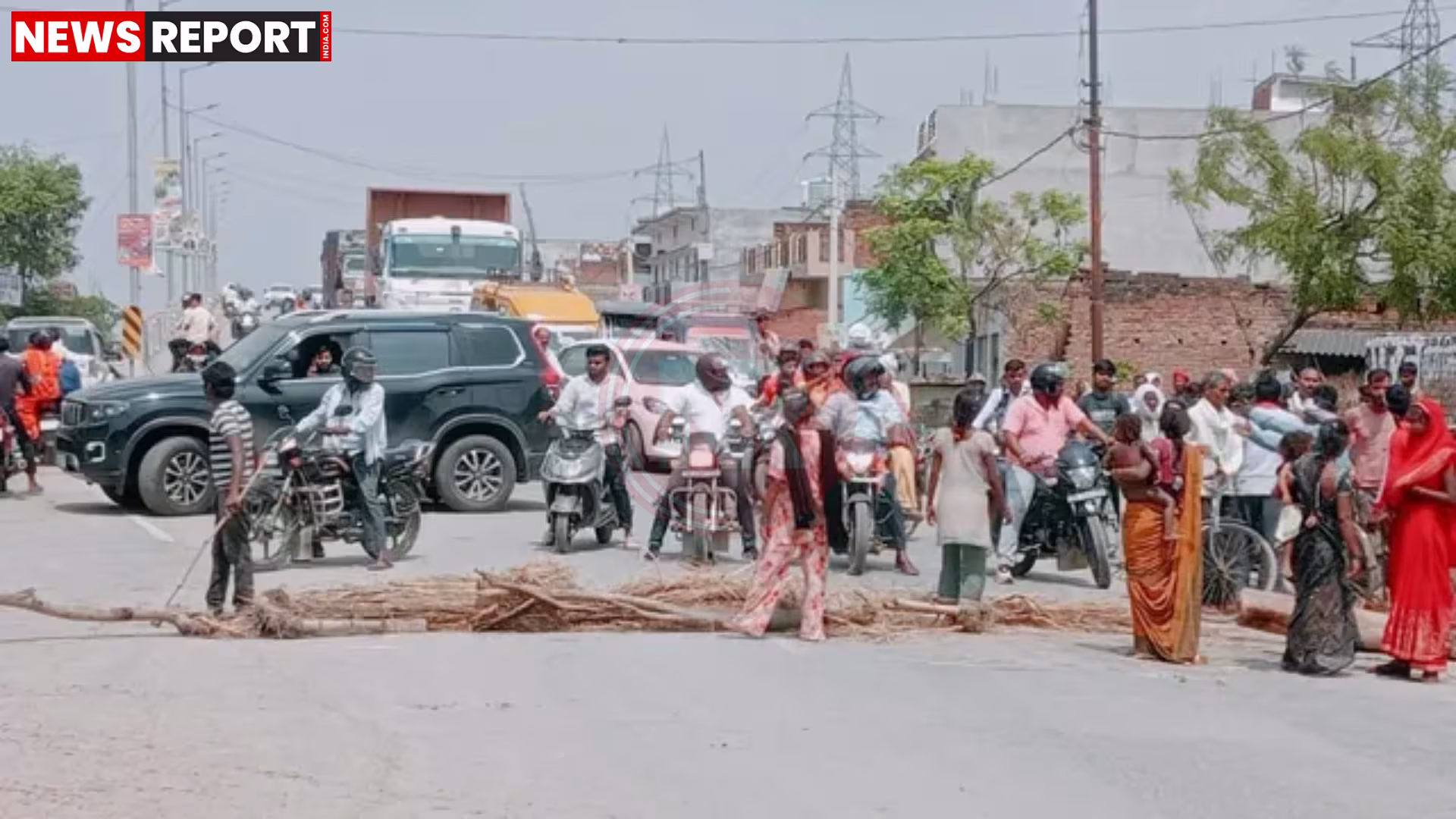 गाजीपुर में झोपड़ियों में आग और सड़क जाम का दृश्य