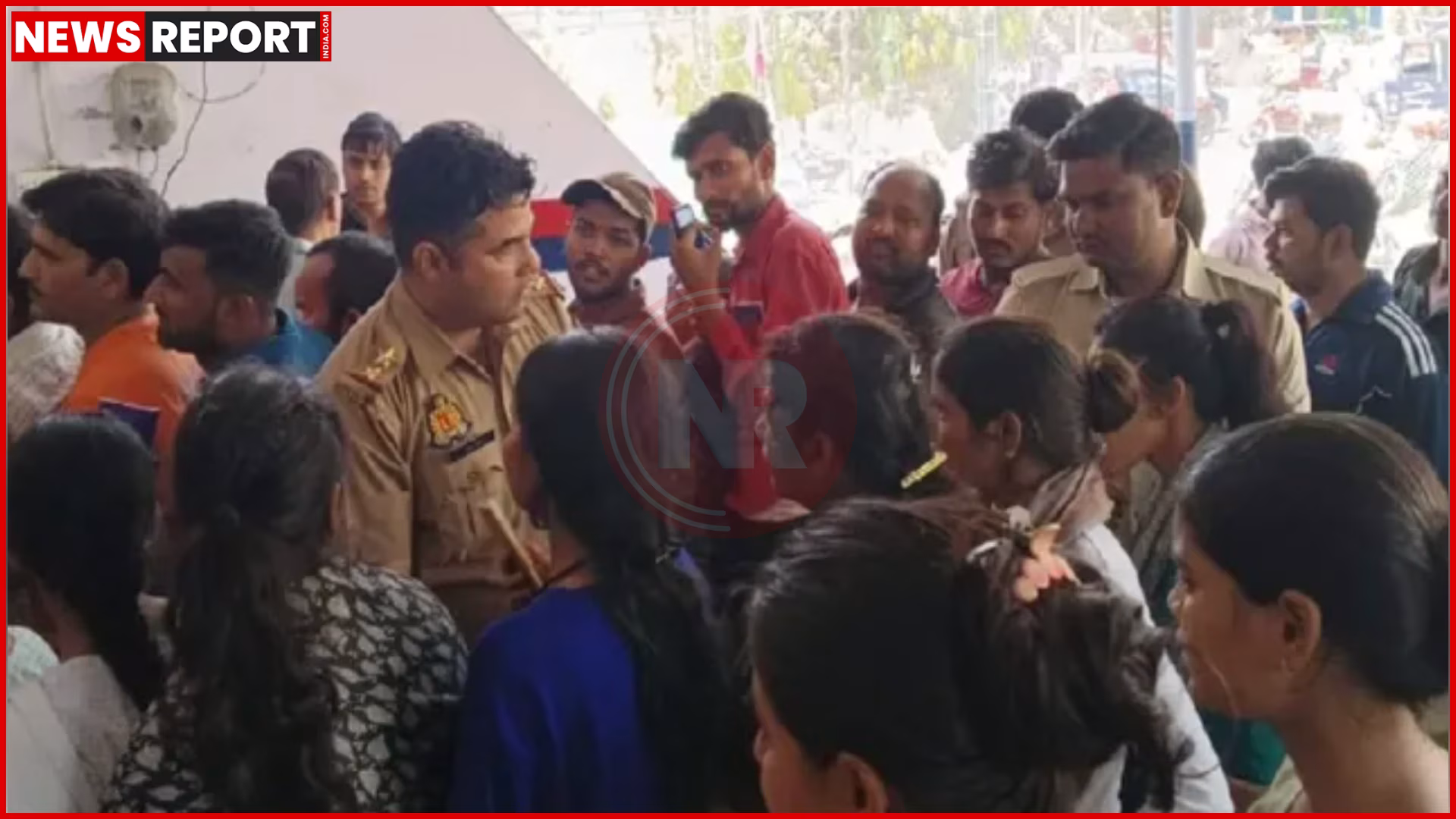 कानपुर देहात में गैस सिलेंडर के लिए भीड़ और पुलिस की निगरानी