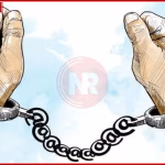 काशी विश्वनाथ मंदिर परिसर में पुलिस द्वारा आरोपी को पकड़ते हुए