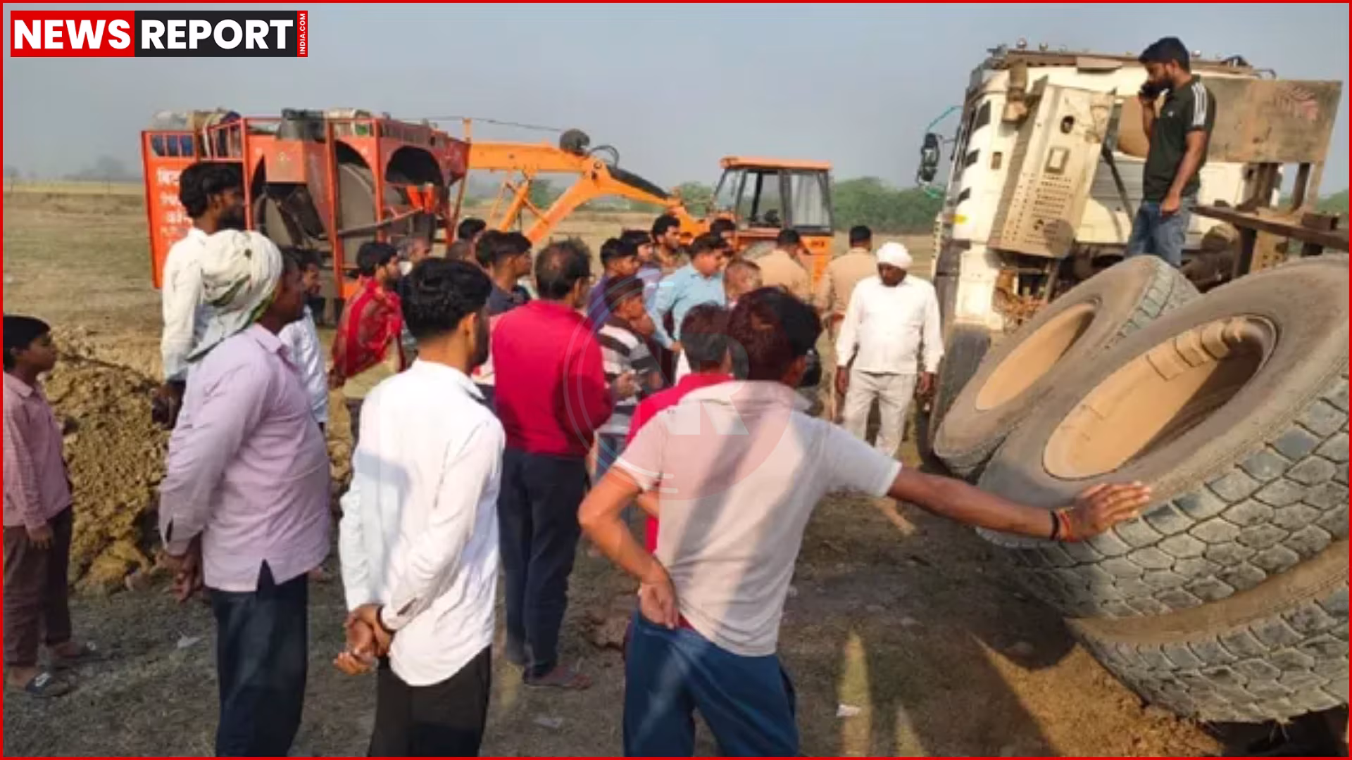 खुर्जा में डंपर पलटने से मजदूरों की मौत