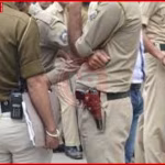 महोबा में खेत में मिली महिला का शव और पुलिस जांच करती हुई