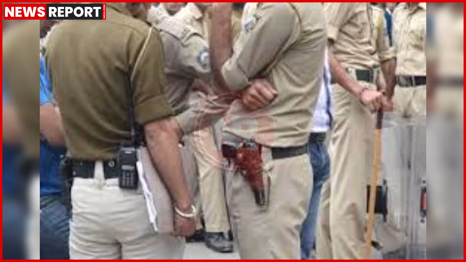 महोबा में खेत में मिली महिला का शव और पुलिस जांच करती हुई