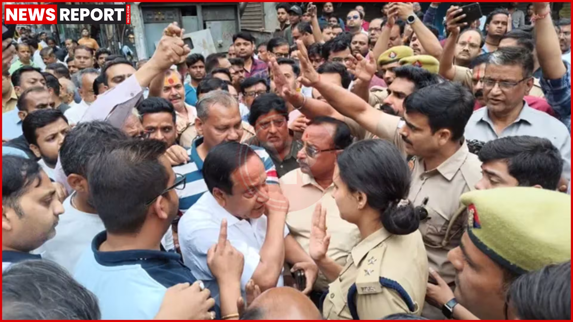 मथुरा में पुलिस कार्रवाई के बाद बंद बाजार और प्रदर्शन करते व्यापारी