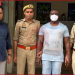 पुलिस हिरासत में नाइजीरियाई ठग और बरामद इलेक्ट्रॉनिक सामान