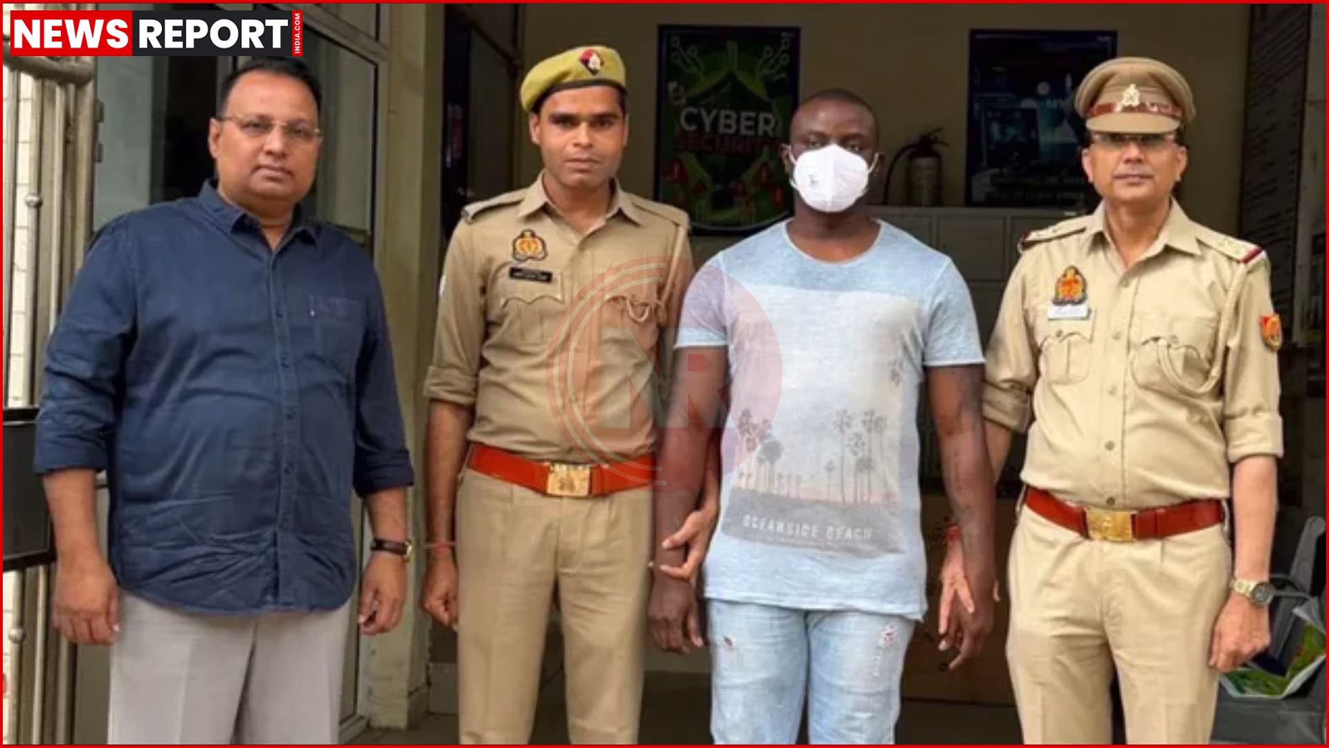 पुलिस हिरासत में नाइजीरियाई ठग और बरामद इलेक्ट्रॉनिक सामान