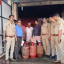 मेरठ में रेस्टोरेंट पर छापेमारी के दौरान जब्त घरेलू गैस सिलेंडर और जांच करती टीम