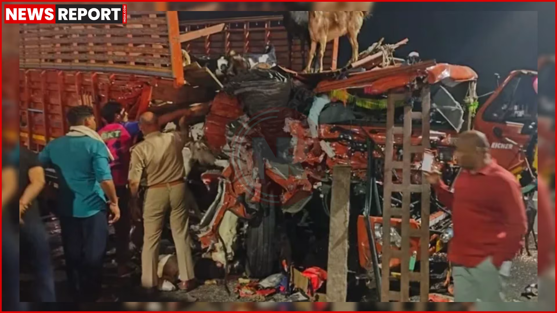 मिर्जामुराद सड़क हादसा स्थल पर क्षतिग्रस्त डीसीएम ट्रेलर