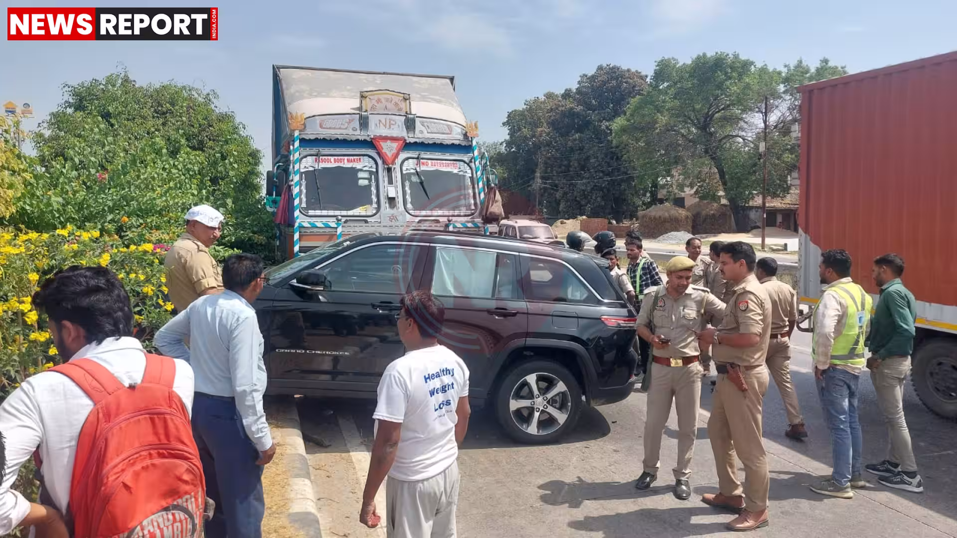 मिर्जामुराद में काशी नरेश की क्षतिग्रस्त कार और ट्रक