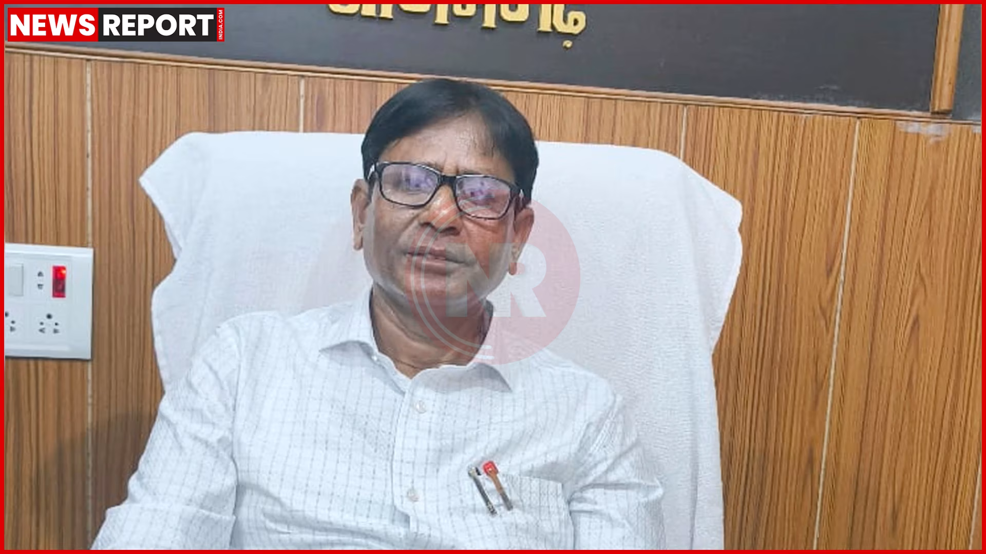 बंद एएनएम सेंटर के बाहर जमा ग्रामीण