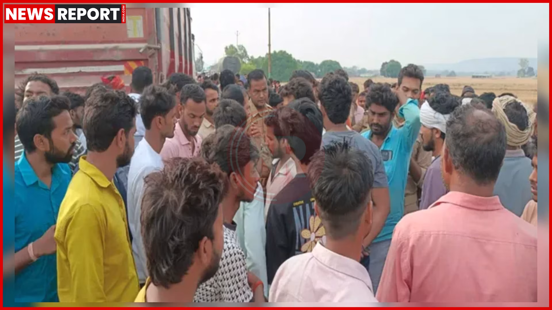 मीरजापुर सड़क हादसे के बाद जमा भीड़ और क्षतिग्रस्त बाइक