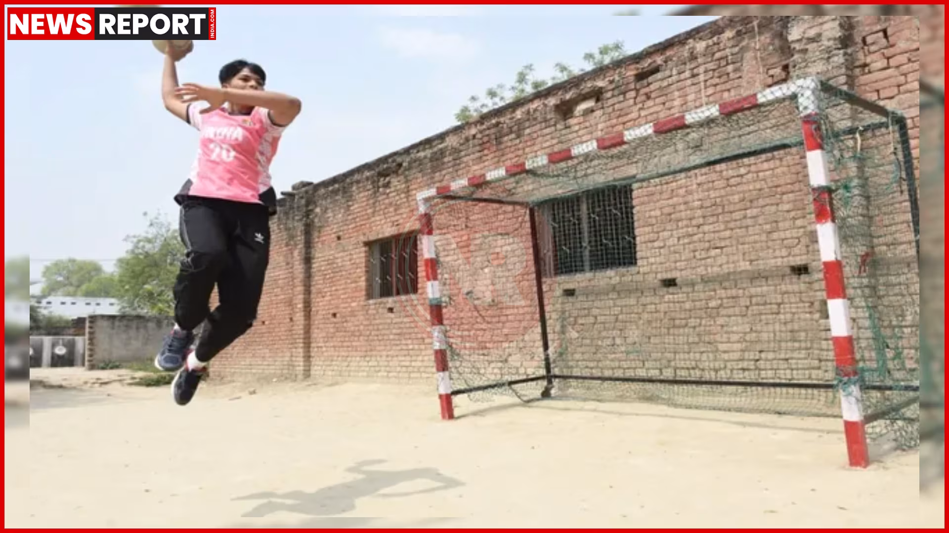 परमानंदपुर की बेटियां हैंडबॉल खेलती हुईं