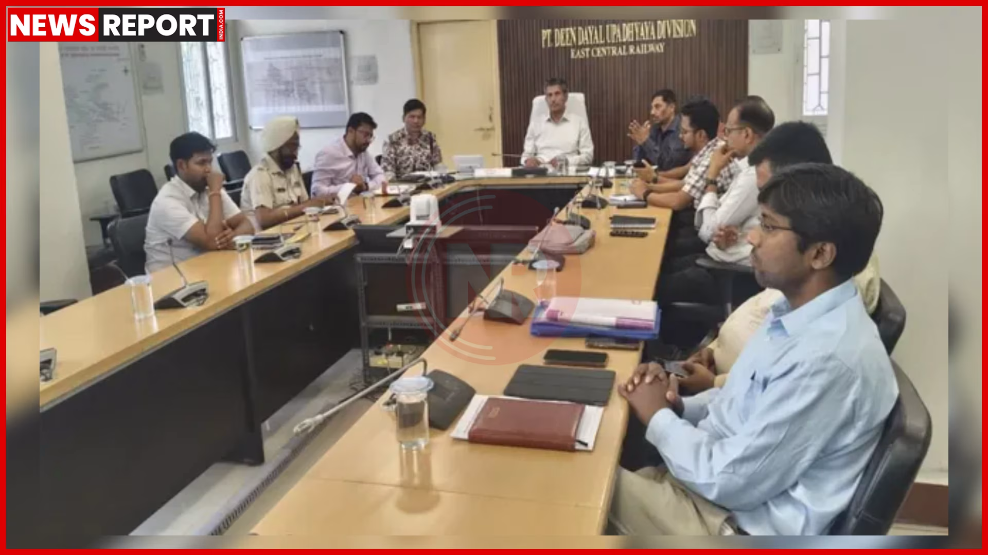 रेलवे स्टेशन पर सुरक्षा व्यवस्था की समीक्षा करती उच्चस्तरीय बैठक